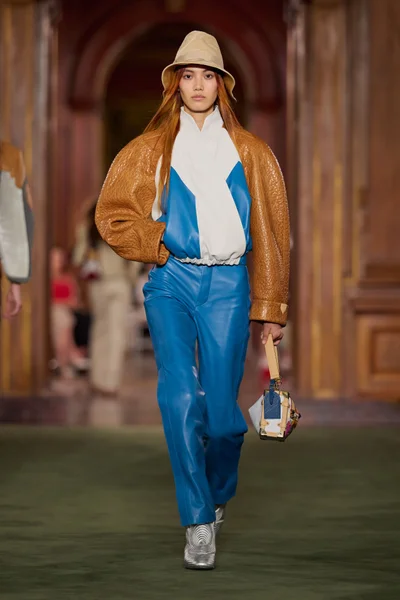 Look 11